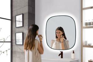 Espejo HALO negro con luz led 70x80 cm
